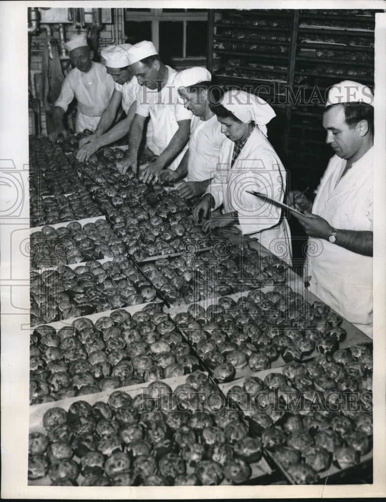 1956 Press Photo Berlin Bakery preparing the famous Berliner Plannkuchen - Historic Images