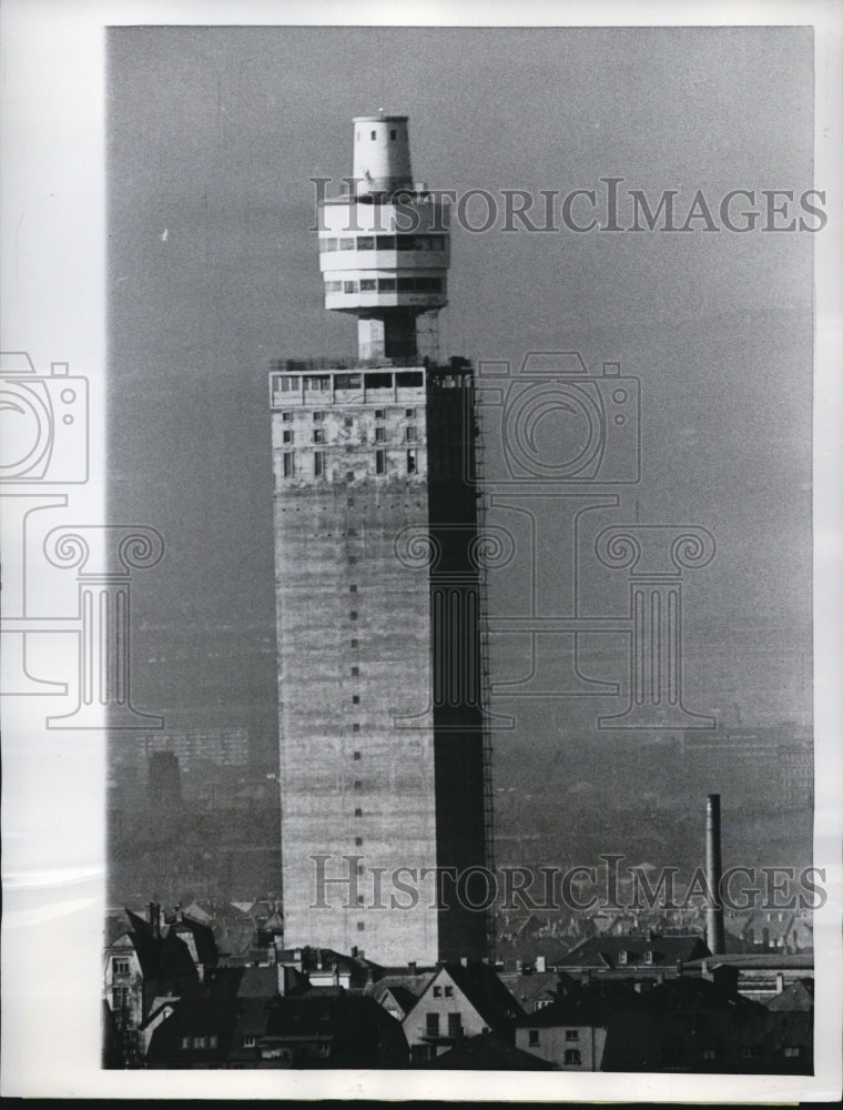 1961 Press Photo Brewery in Frankfurt standing tall - Historic Images