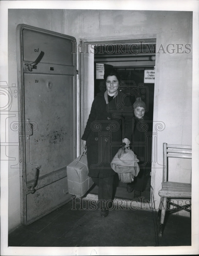 1946 Press Photo Frankfort Germany Mother and child got a room at Hotel Kabinen - Historic Images