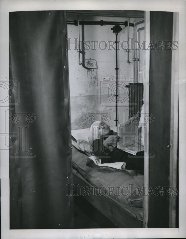 1946 Press Photo Cell-like room at Hotel Kabinen in Frankfurt, Germany - Historic Images