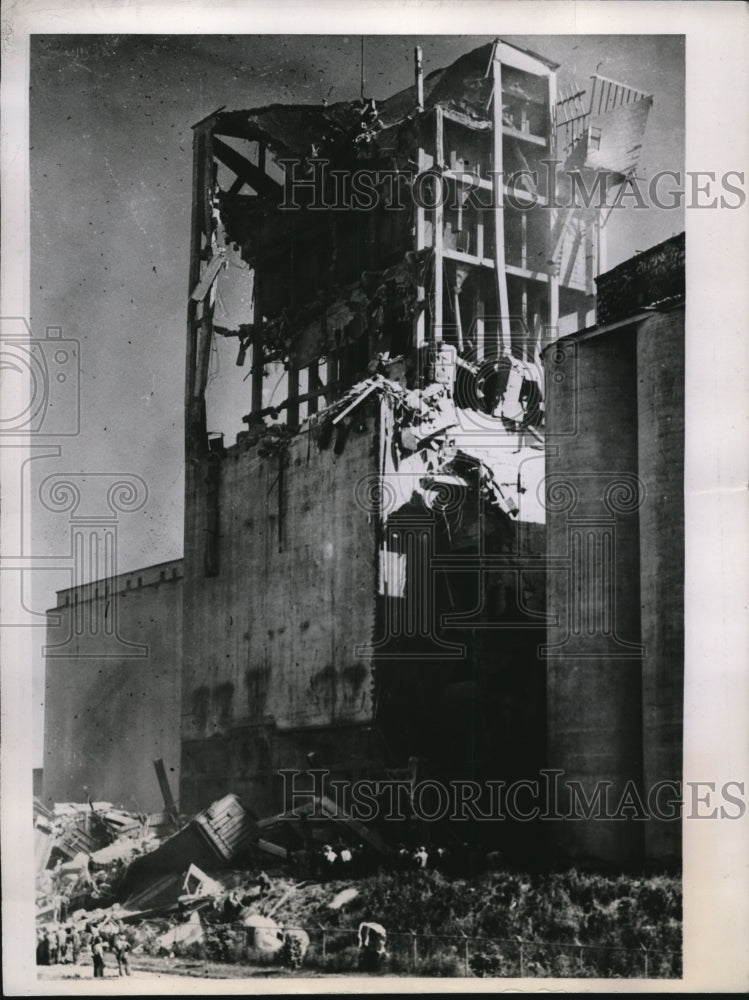 1945 Press Photo Explosion in Saskatchen Wheat Pool&#39;s No 5 elevator. - Historic Images