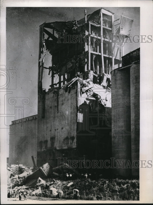 1945 Press Photo Explosion in Saskatchen Wheat Pool's No 5 elevator. - Historic Images