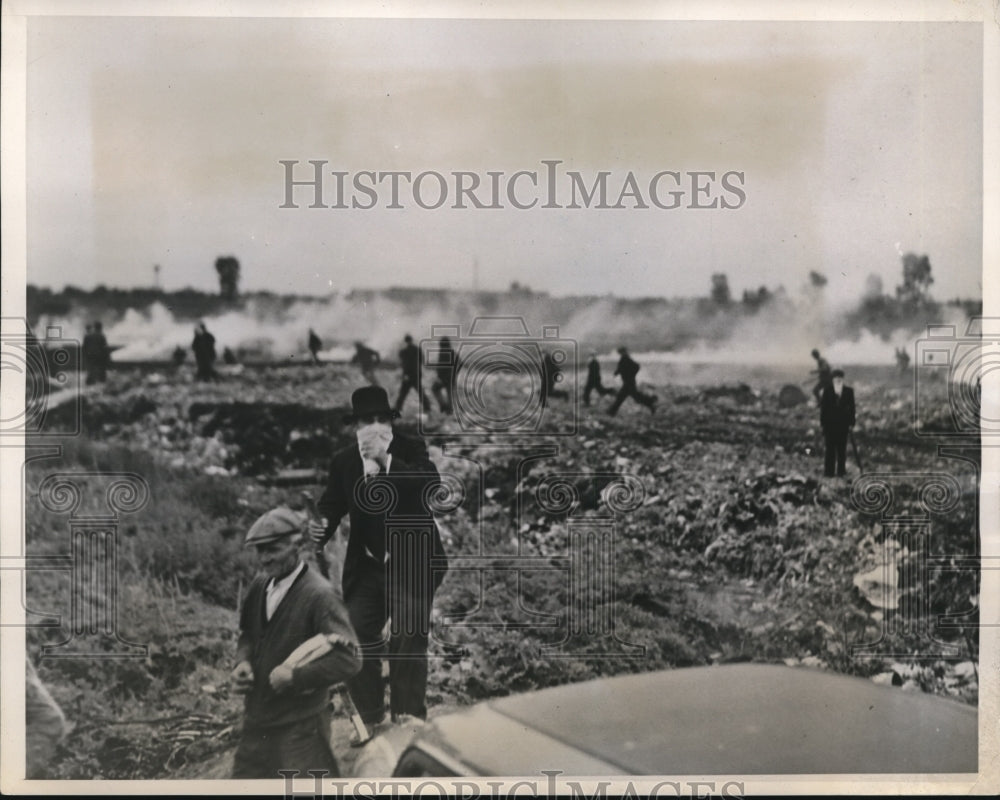 1937 Press Photo Striking pickets fled across the &quot;No man&#39;s land&quot; - Historic Images