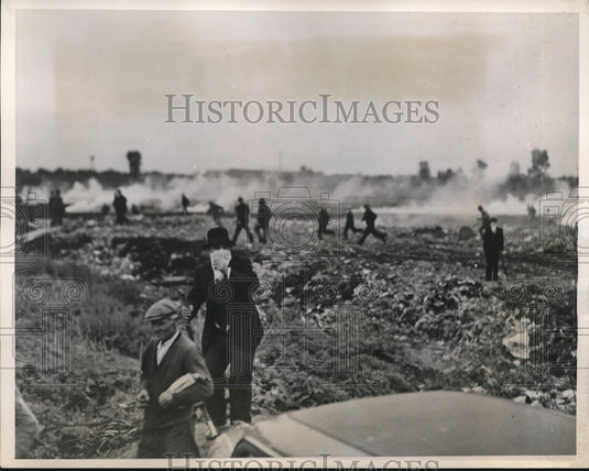 1937 Press Photo Striking pickets fled across the "No man's land" - Historic Images