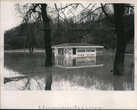 1950 Press Photo An inundated ice cream parlor stand in the middle of the flood - Historic Images