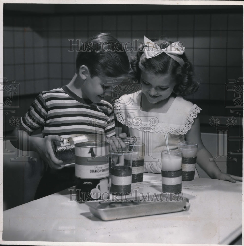 1946 Press Photo Gaymor Maddox and his sibling as
they mix drinks - Historic Images