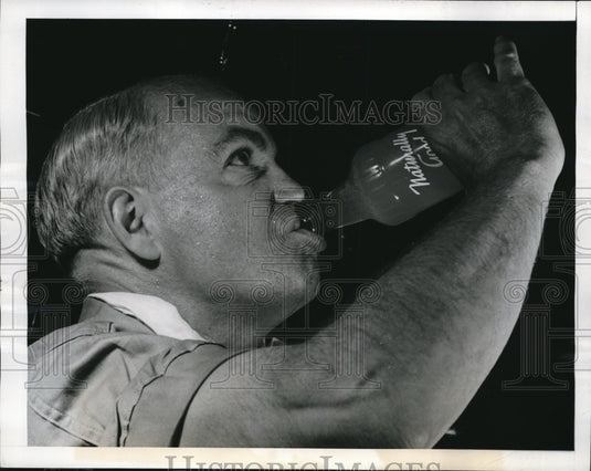 1944 Press Photo A man drinking huge quantity of the a cold drink - Historic Images