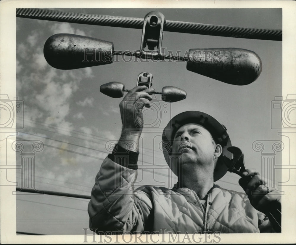 1964 Press Photo Alcoa VibrationDampers show in tow sizes control vibration - Historic Images