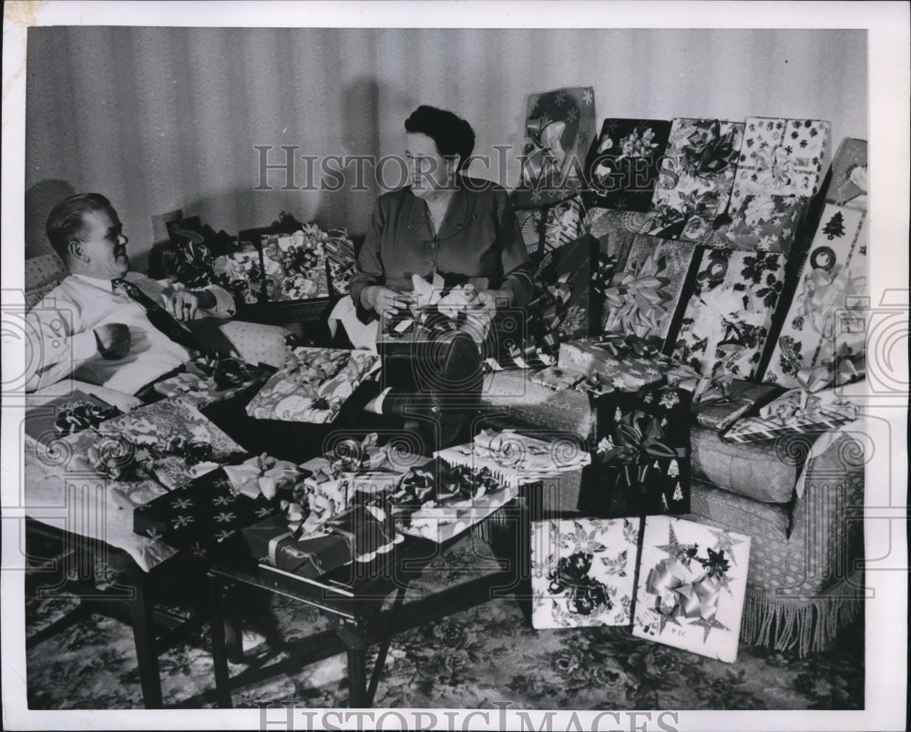 1951 Press Photo Mr. and Mrs. Arthur Kraeler, relax in their living room - Historic Images