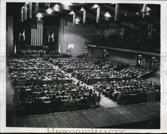 1947 Press Photo Urbana Ill Univ of Ill as Pres GM Stoddard welcomes frosh - Historic Images