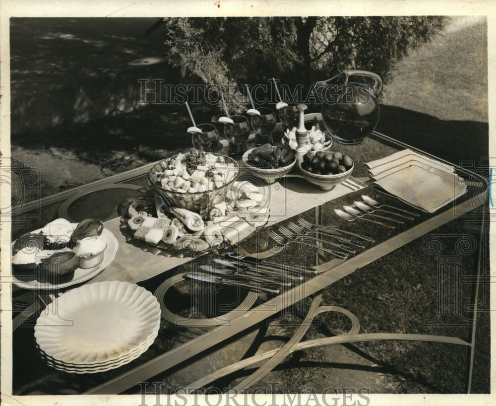 1937 Press Photo Give a lawn or porch supper party on Labor Day - Historic Images