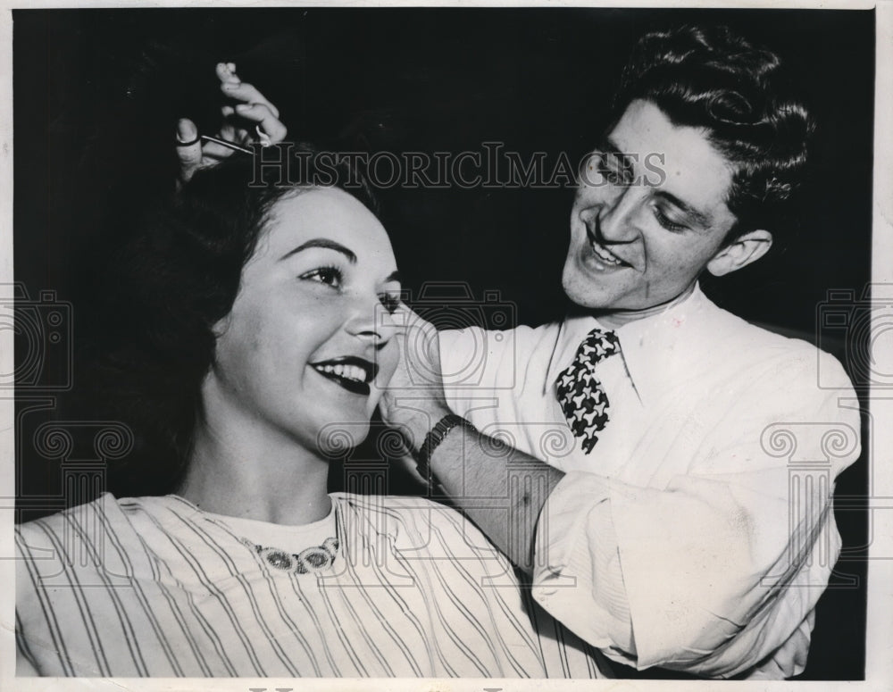 1947 Press Photo Cinncinati Ohio Gil Stahlin trims Mary Carrol hair contest - Historic Images