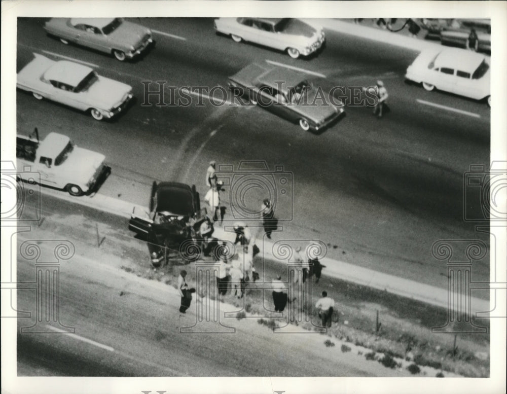 1960 Press Photo Santa Ana Freeway accident caught on helicopter camera - Historic Images