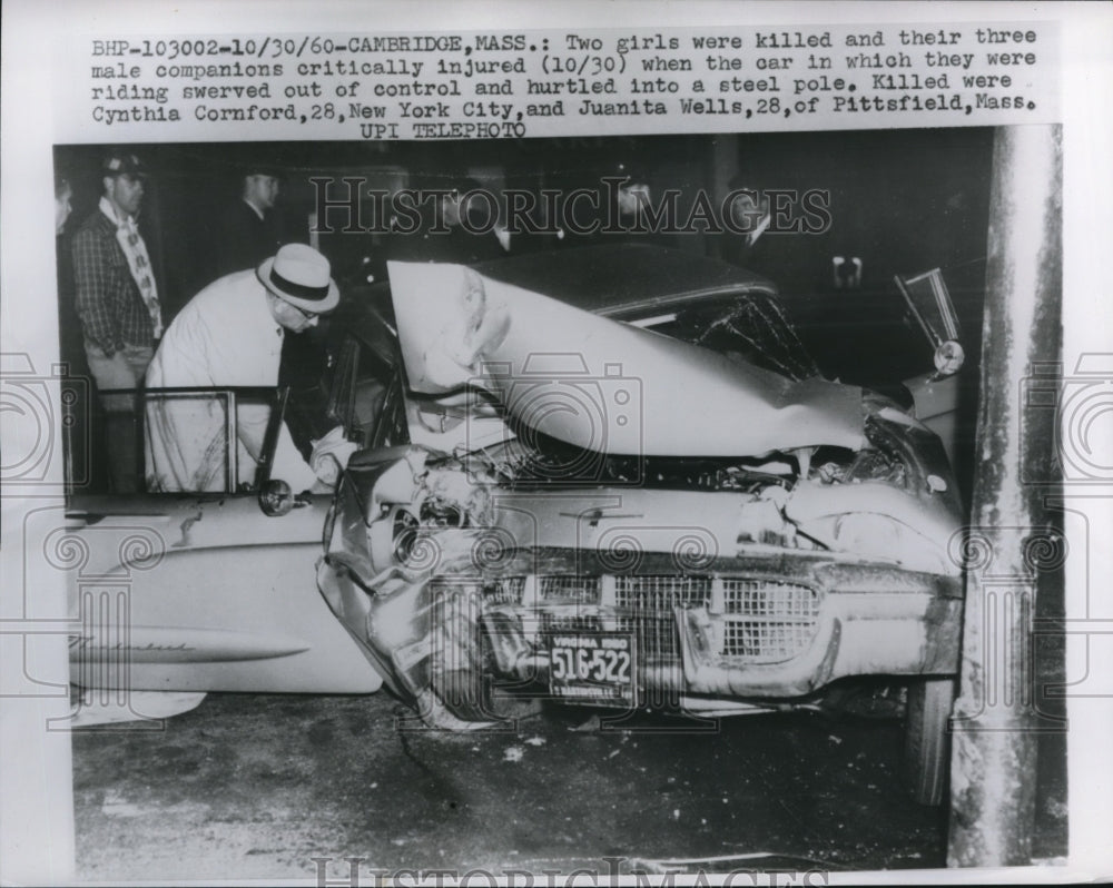 1960 Press Photo Cambridge Mass. 2 girls killed in 3 men injured car hits pole - Historic Images