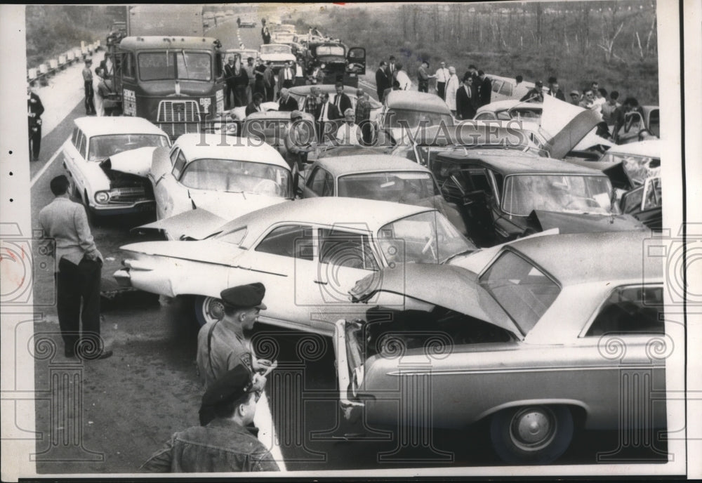 1962 Press Photo massive car pileup - Historic Images