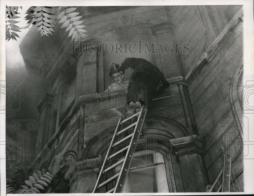 1960 Press Photo Chicago Foreman Ken Schar rescues Mrs C Pelo from fire - Historic Images