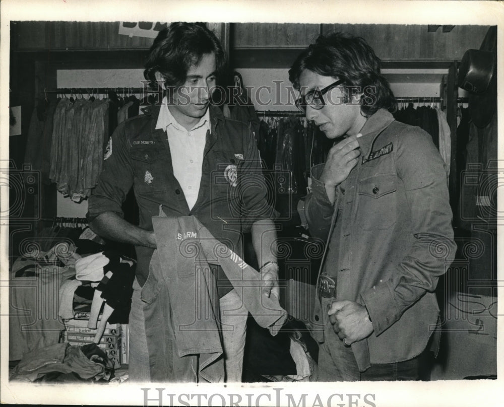 1971 Press Photo Paris France a customer tries US Army shirt at a shop - Historic Images