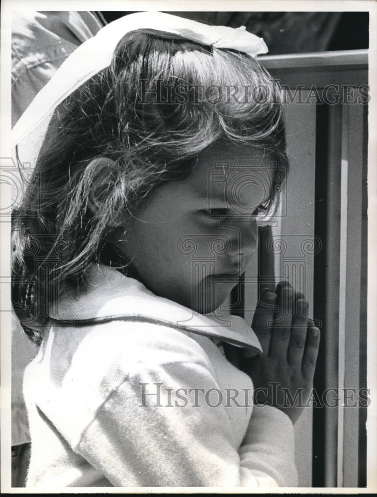 1963 Press Photo New York Mary Jane Altman prays for Pope John XXIII, dieing - Historic Images