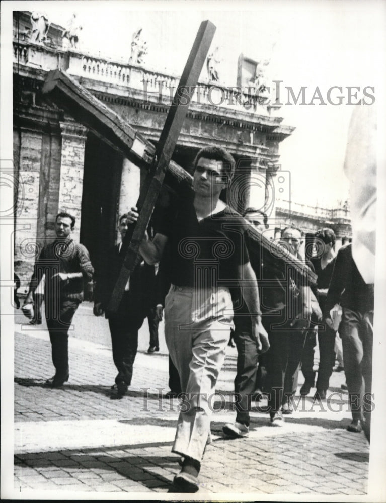 1963 Press Photo Vatican City Milan Factory worker Francesco Nichett carries 45 - Historic Images