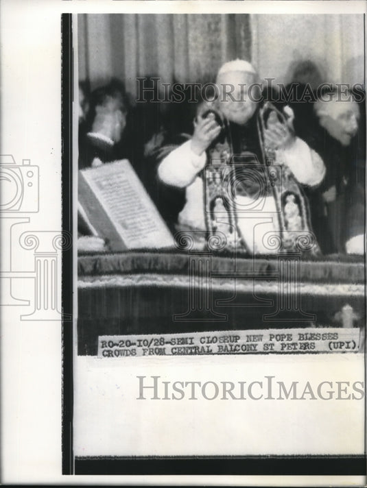 1958 Press Photo New Pope blesses crowds from central balcony at St Peters - Historic Images