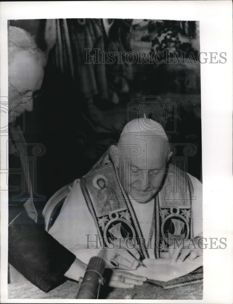 1963 Press Photo Vatican City Pope John XXIII signs encyclical Peace on Earth - Historic Images