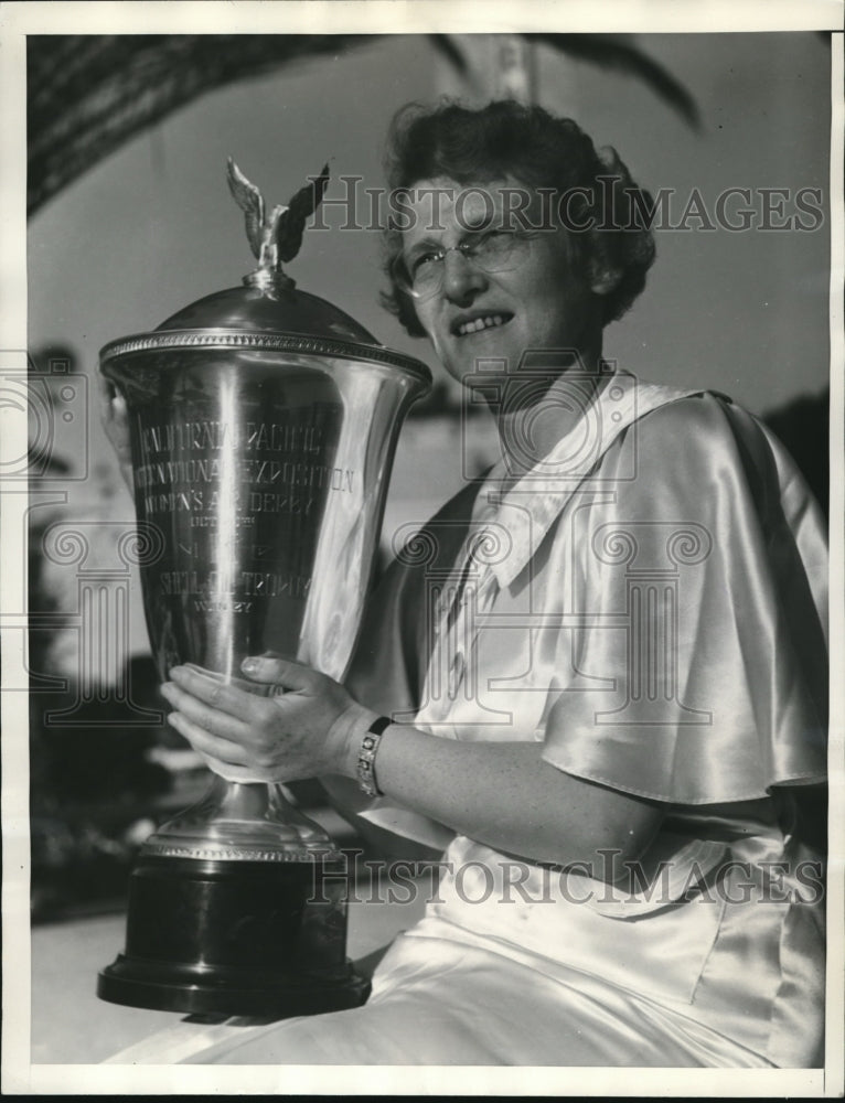 1935 Press Photo Miss Bessie Owen with big shell trophy cup awarded her - Historic Images