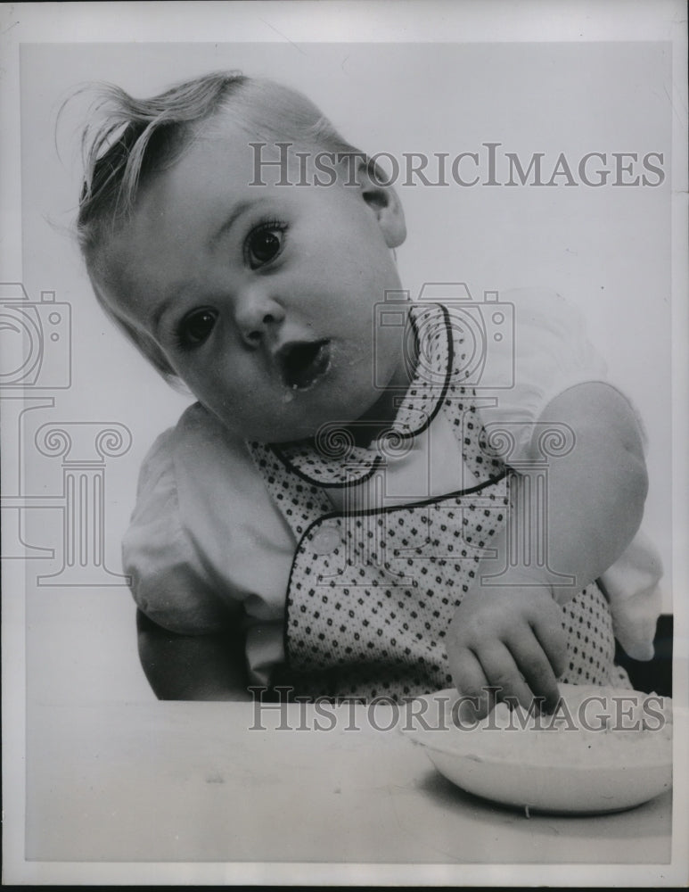 1959 Press Photo Shelly Pletcher grasps her food in Lafayette, Calif - Historic Images