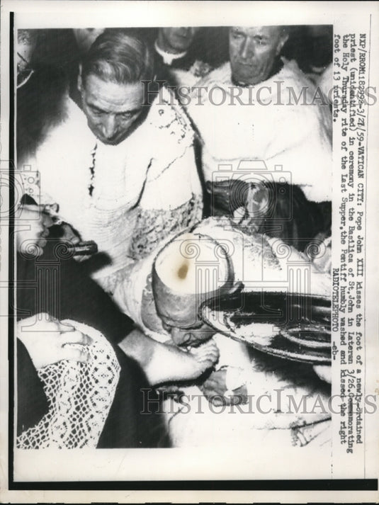 1959 Press Photo Vatican City Pope John XXIII & new priests at Basilicia - Historic Images