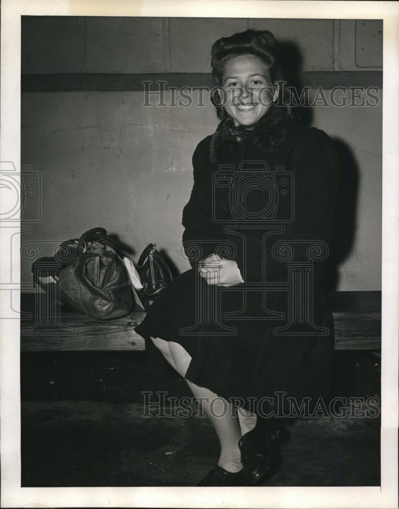 1945 Press Photo Jersey City New Jersey, Betty Borst left Amsterdam Holland - Historic Images