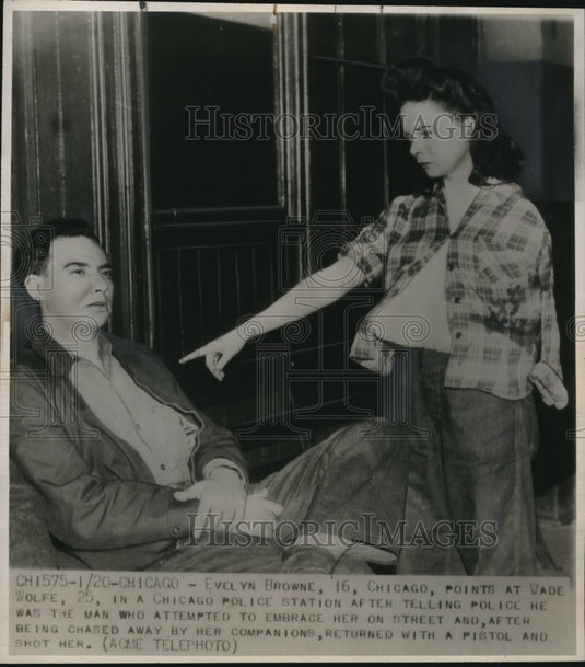 1948 Press Photo Chicago Evelyn Browne 16 point to Wade Wolfe 25 who shot her - Historic Images