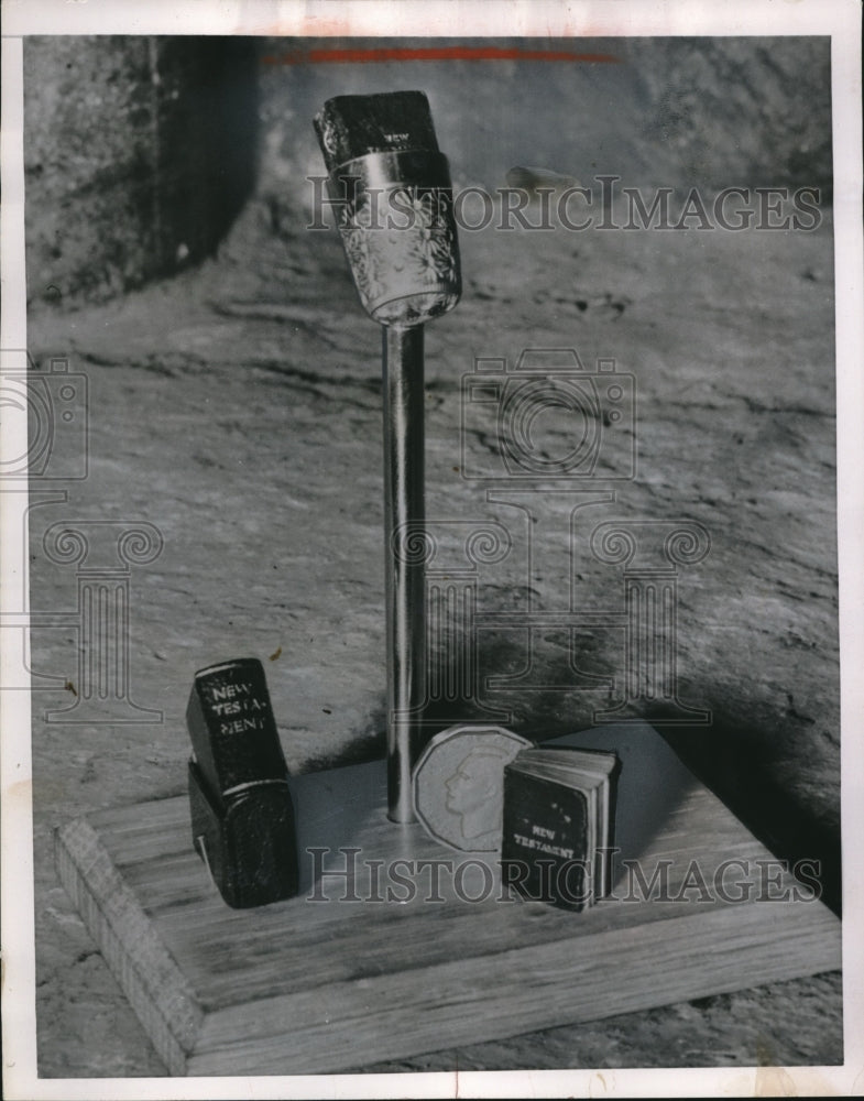 1953 Press Photo London England, 3 tiny copies of New Testament from 1890 - Historic Images