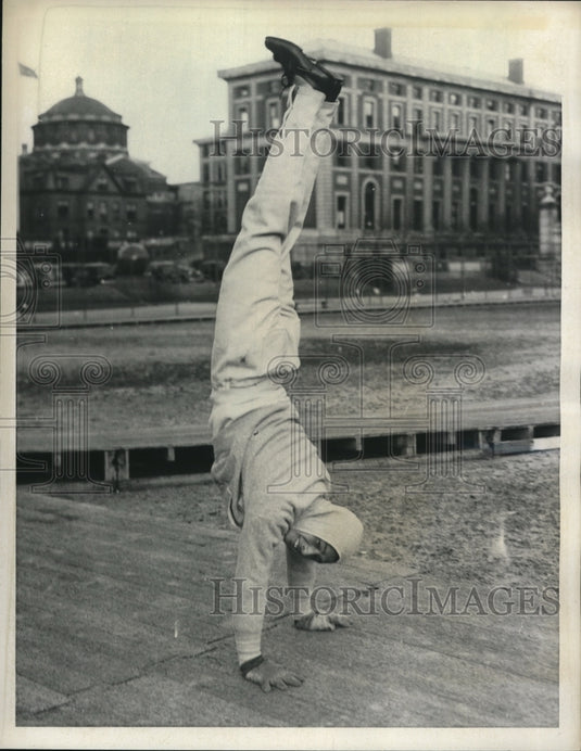 1937 Press Photo Sueo Ohe doing a hand stand - Historic Images
