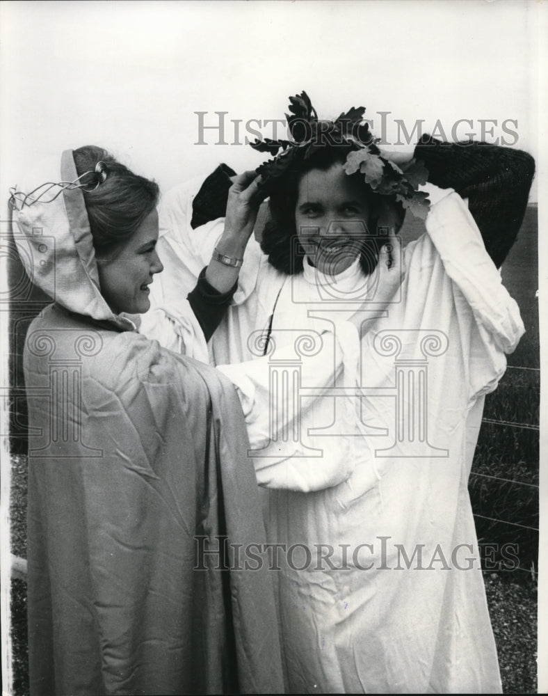 1965 Press Photo Modern Druids performing an ancient ritual at Stonehenge. - Historic Images