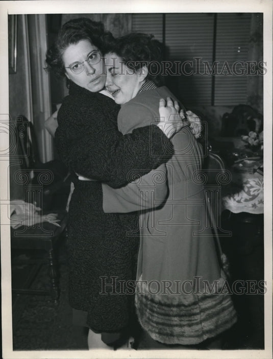 1947 Press Photo Mrs. Getrude Bennett comforted by Mrs. S. Bennett - Historic Images