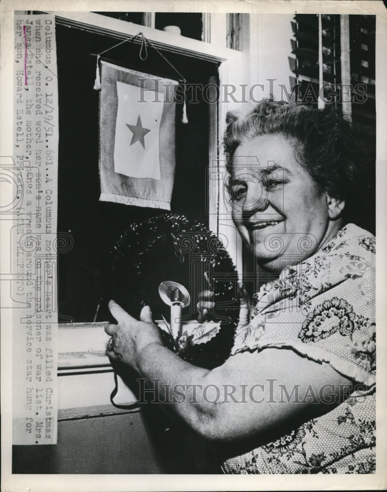 1951 Press Photo Mrs. James Estell hones a wreath around the service star - Historic Images