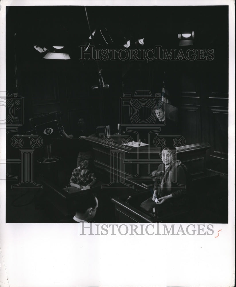 1962 Press Photo Judge Philip Edwards listens and Joan Sandys records - Historic Images