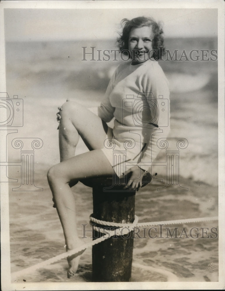 1933 Press Photo Model Margaret Santry at Miami Beach, Florida - Historic Images