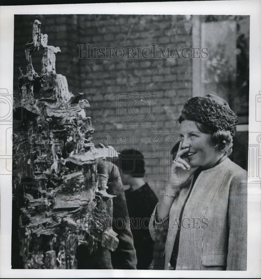 1962 Press Photo Princess Beatrix of Netherlands Smiling at Art Sculpture - Historic Images