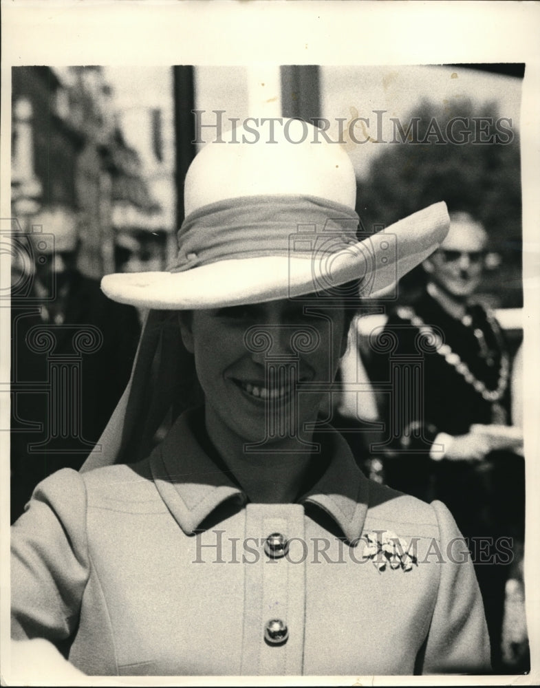 1969 Press Photo Princess Anne at Picadilly in London - Historic Images