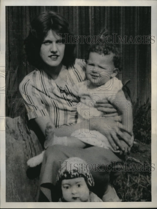 1937 Press Photo Oakland Calif Mrs Anita Botelho & baby Shirley before frozen - Historic Images