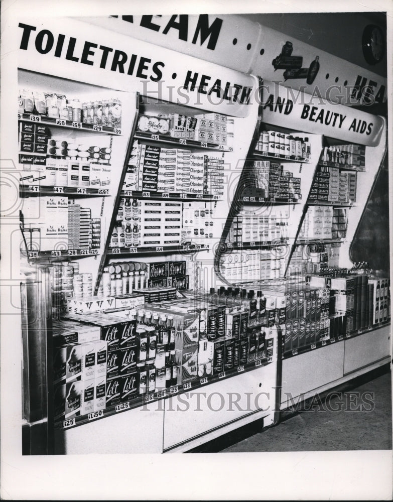 1952 Press Photo Drug rack display at Pick N Pay grocers in Cleveland - Historic Images