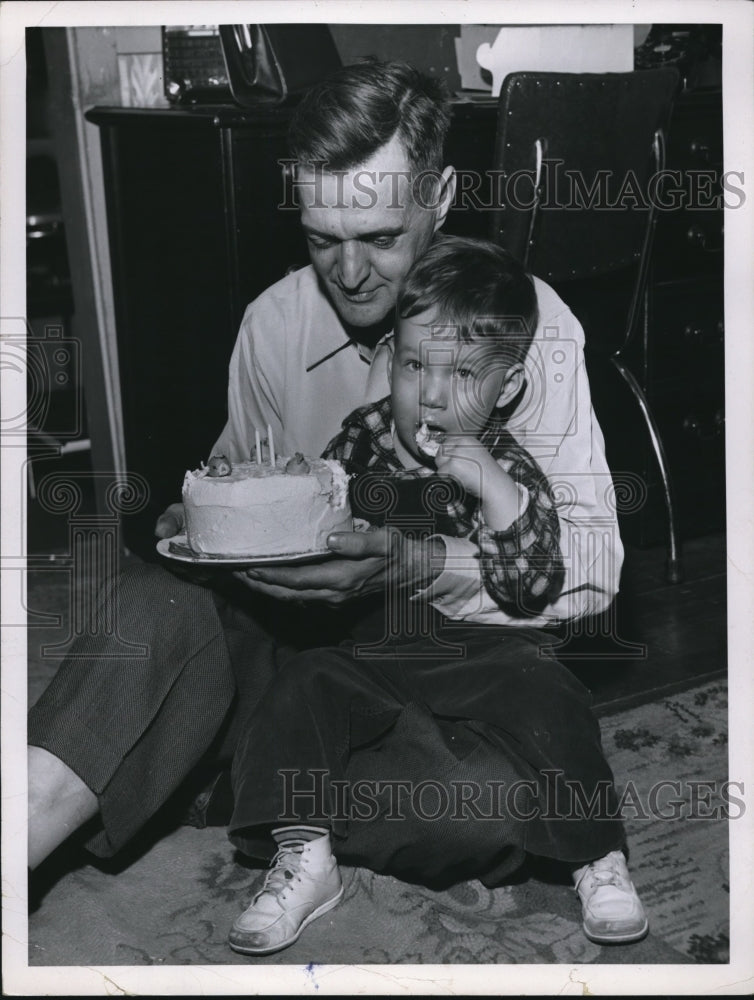 1957 Press Photo Harold Hartaway &amp; son Clarence - Historic Images