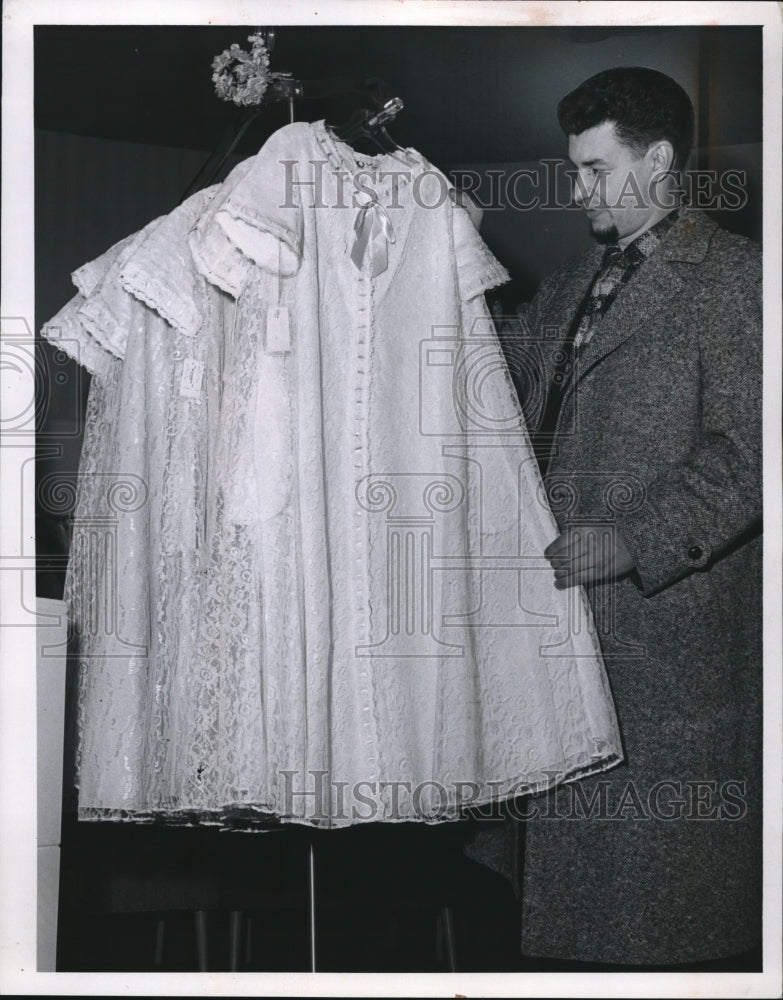 1958 Press Photo Leroy Toyh &amp; robe display in a shop - Historic Images