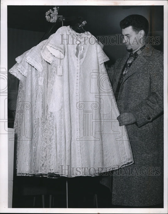 1958 Press Photo Leroy Toyh & robe display in a shop - Historic Images