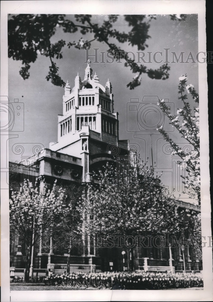 1948 Press Photo London England blossoms on trees at Cictoria &amp; Albert Museum - Historic Images