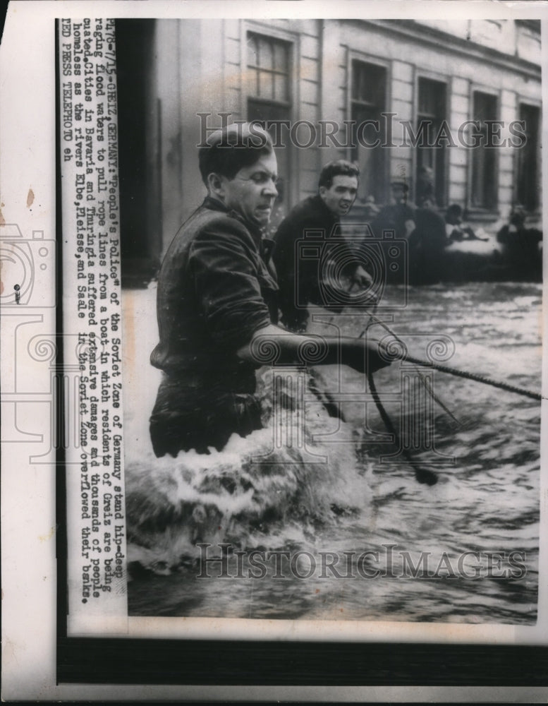 1954 Press Photo Soviet Germany &quot;People&#39;s Police&quot; Pull Boat Ropes During Flood - Historic Images