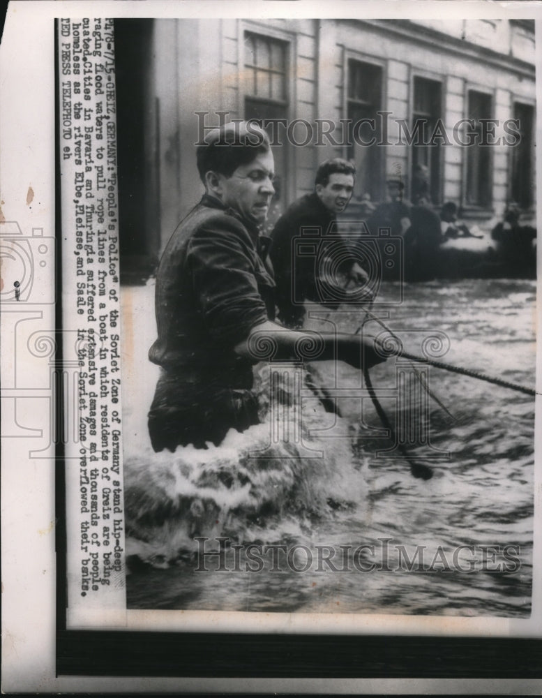 1954 Press Photo Soviet Germany "People's Police" Pull Boat Ropes During Flood - Historic Images