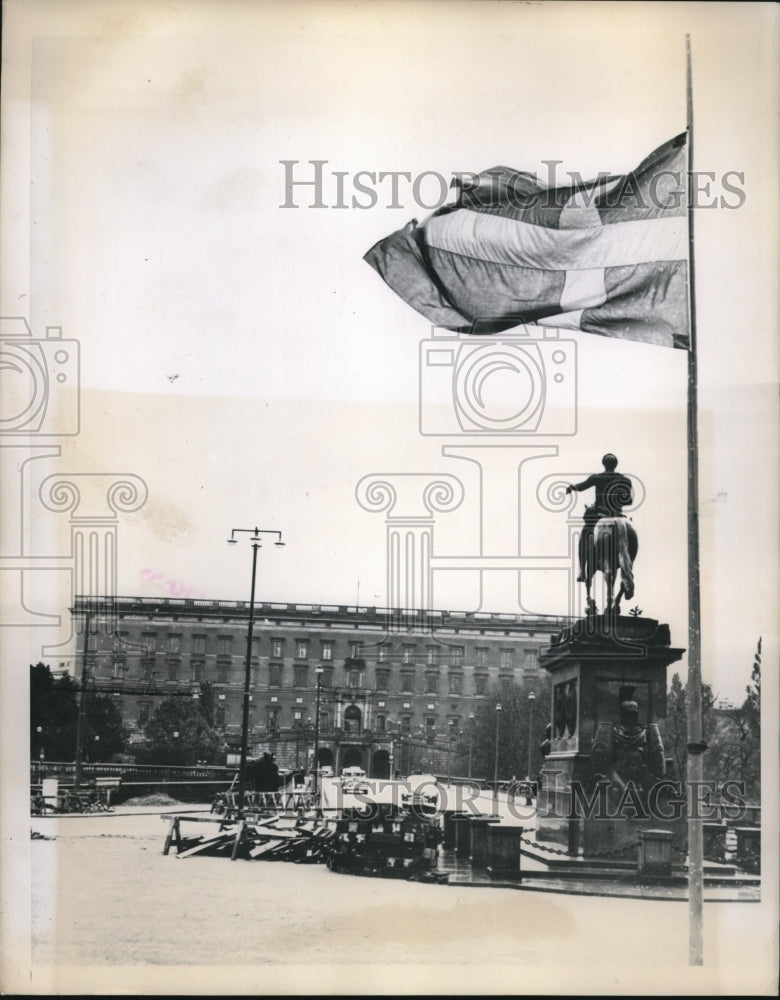 1950 Press Photo Flag at Half-Staff, Stockholm Sweden&#39;s Royal Castle - Historic Images