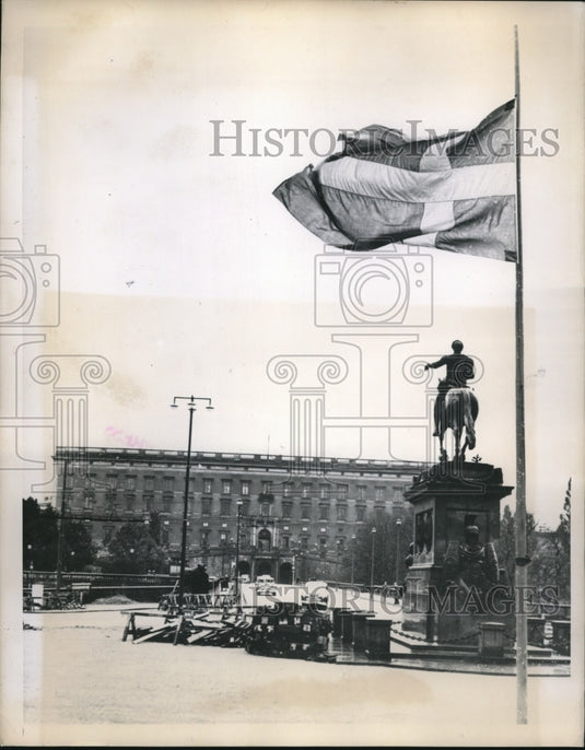 1950 Press Photo Flag at Half-Staff, Stockholm Sweden's Royal Castle - Historic Images