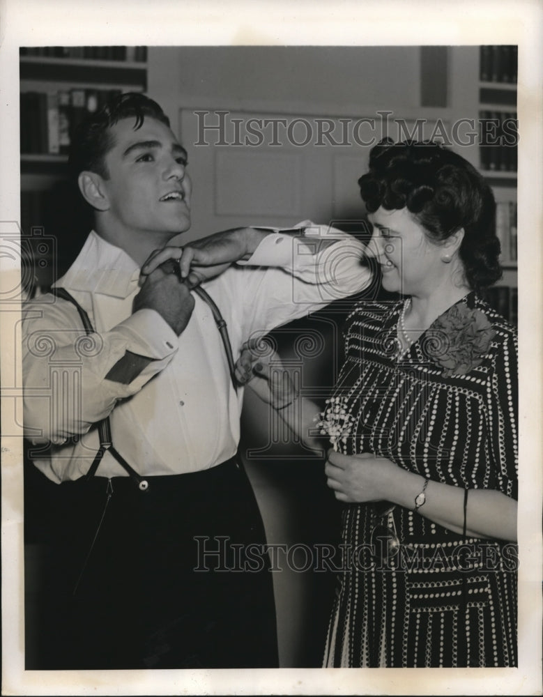 1940 Press Photo Groom Jack Lueddeke Buttons Collar - Historic Images